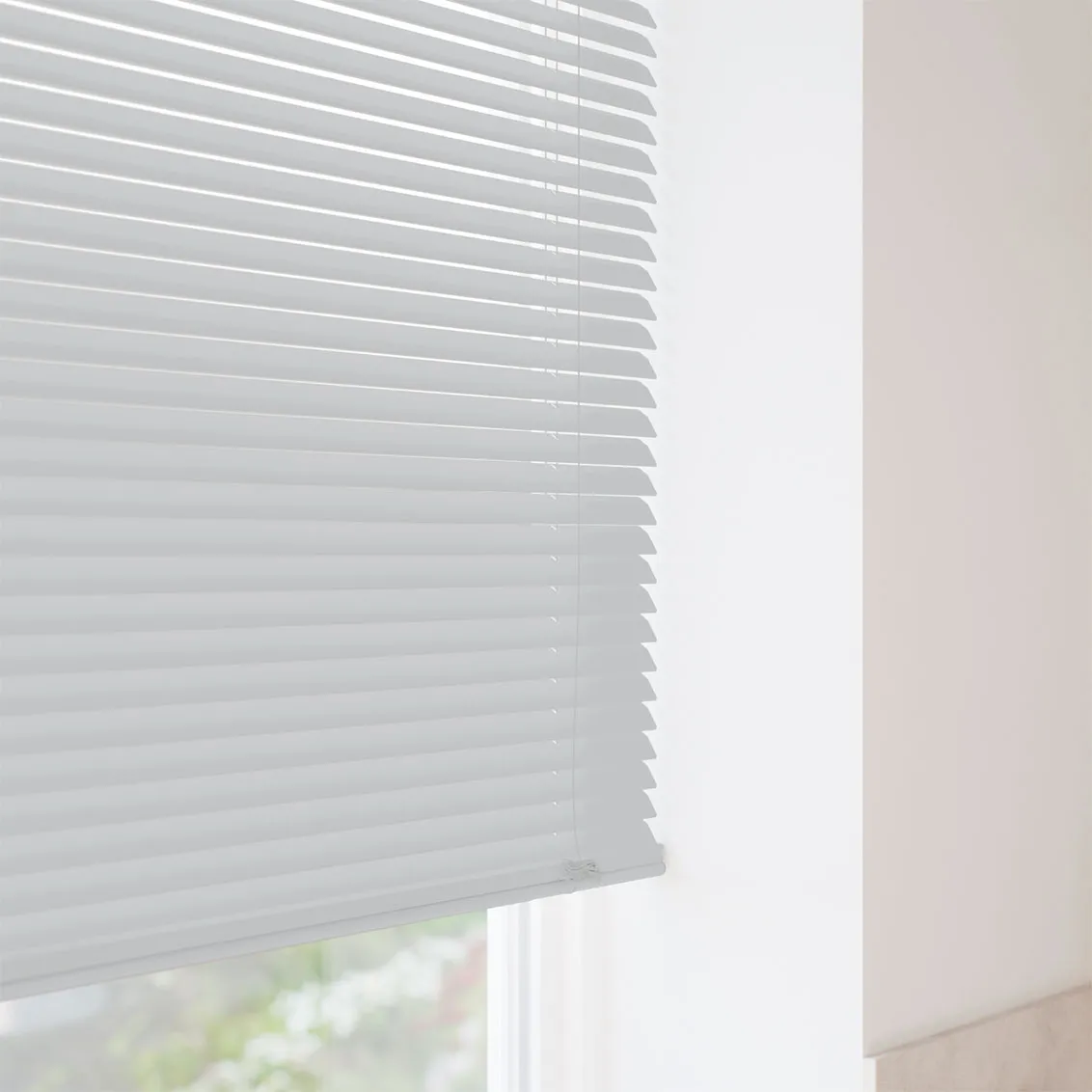 Silver Grey L-Shaped Venetian Blind - 25mm Slat 2