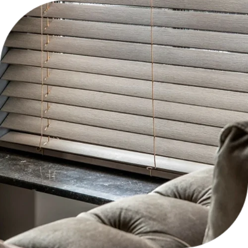Buy Venetian blinds in Dubai for a classical window décor. Dubai Blinds Co offers elegant designs, premium materials, and expert installation.